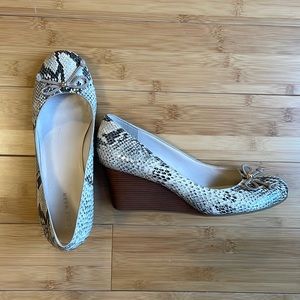 Cole Haan wedge heels tan snake print round toe wooden wedge size 9B